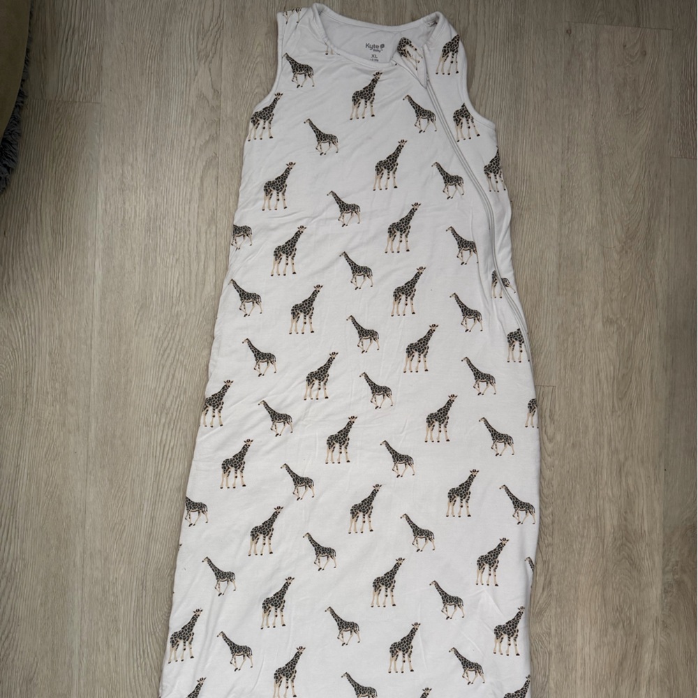 Kyte BABY White Sleep Sack with Giraffe Print in size XL 1.0 TOG